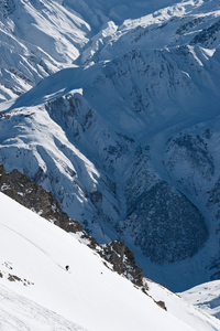 Descente dans les pentes sous le sommet