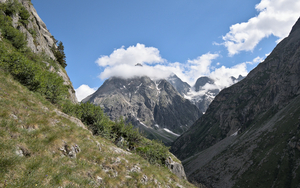 Montée dans le vallon de la Véra Pervoz, vue sur l'itinéraire de la traversée de 2019