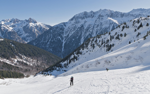 Montée sur fond de Rissiou et des sommets des 7 Laux